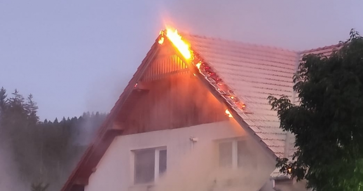Kigyulladt egy ház teteje a Natúr lakóparkban