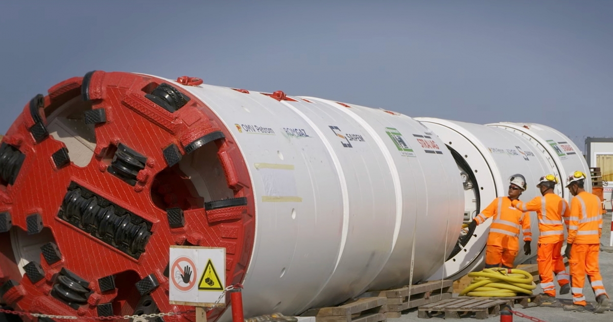 Mikroalagutat fúrnak a strand alatt