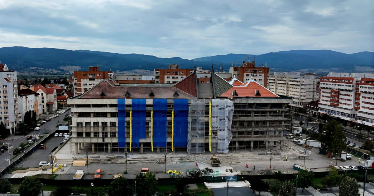 Zajjal és porral jár a megyeháza felújítása