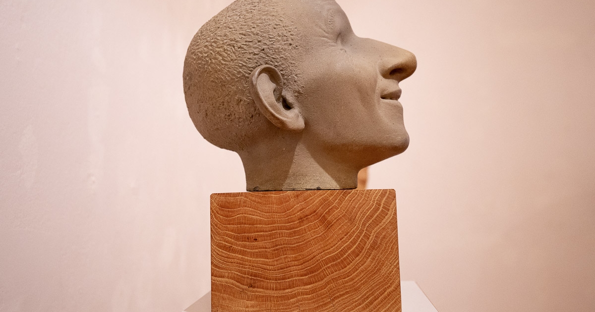 Ötvenöt év groteszk vonások tükrében