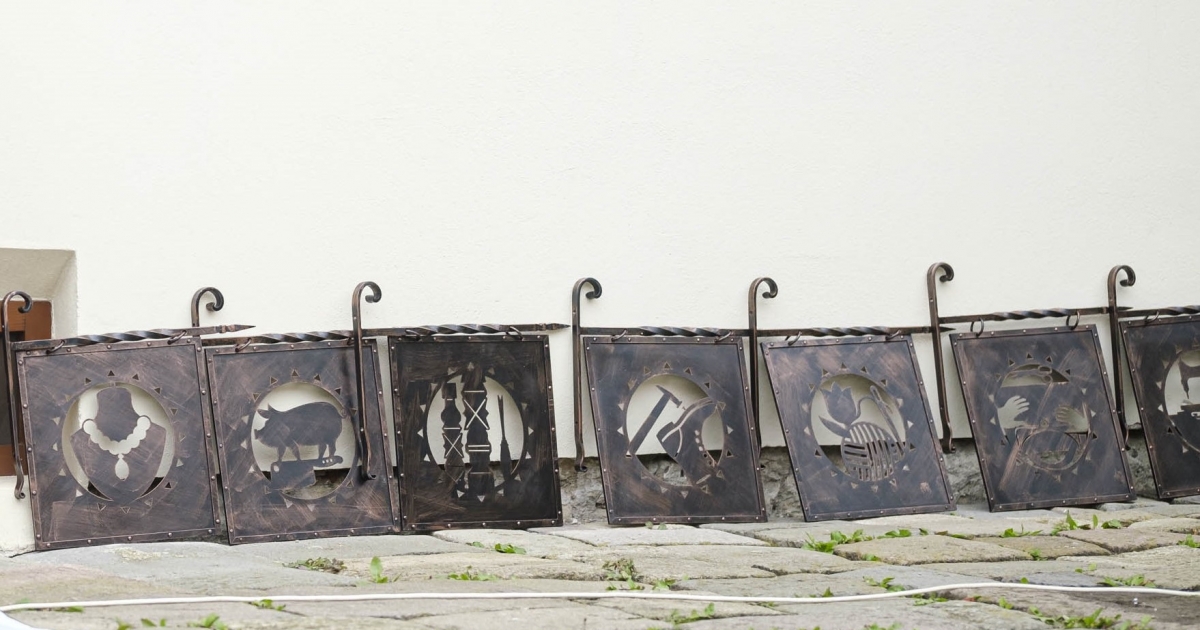 Kovácsoltvas cégér hívja a látogatókat a kézművesportákhoz