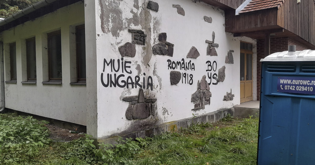 Gyűlöletkeltő falfirkák a mofettán