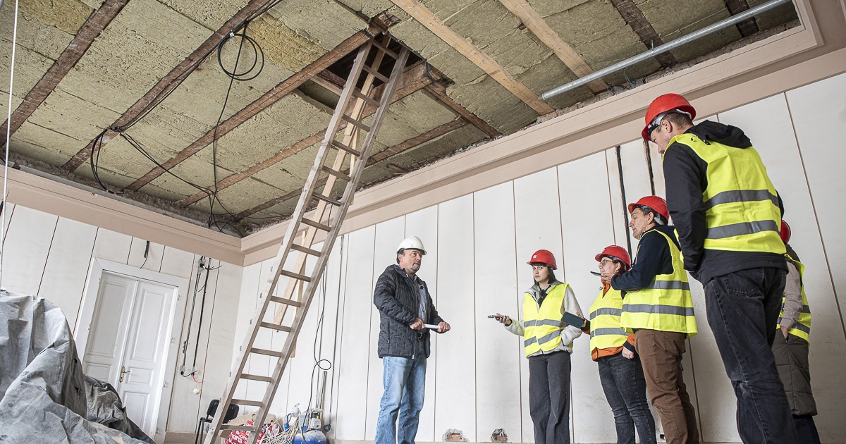 A felújítás alatt álló csíkszeredai városházán jártunk