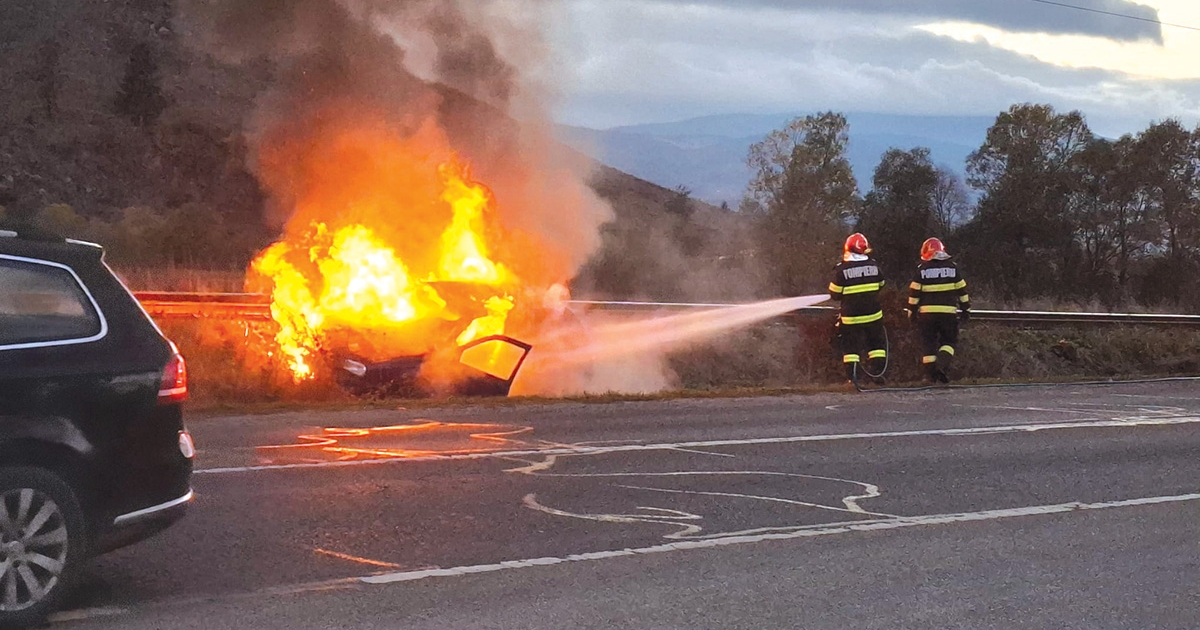 Kigyulladt egy autó Csíkszeredában, elhunyt a 72 éves sofőr