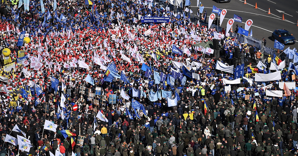 A szakszervezetek több ezer tagja tüntetett Bukarestben a megszorítások ellen