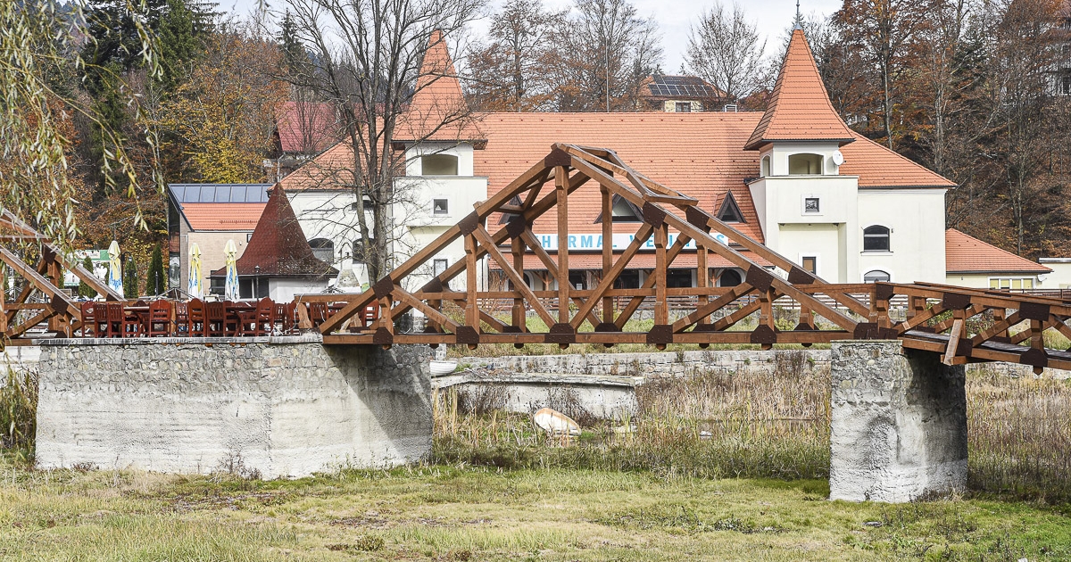Parttalan pereskedés a Csukás-tó fölött