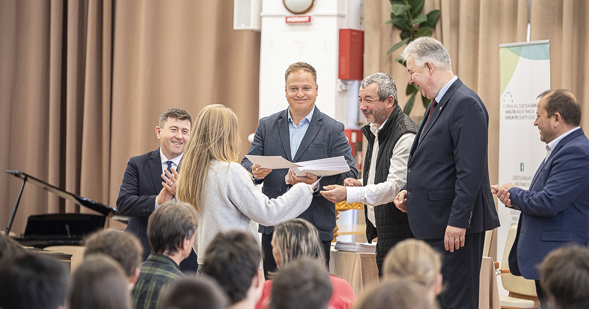 Több száz diák és pedagógus részesült elismerésben