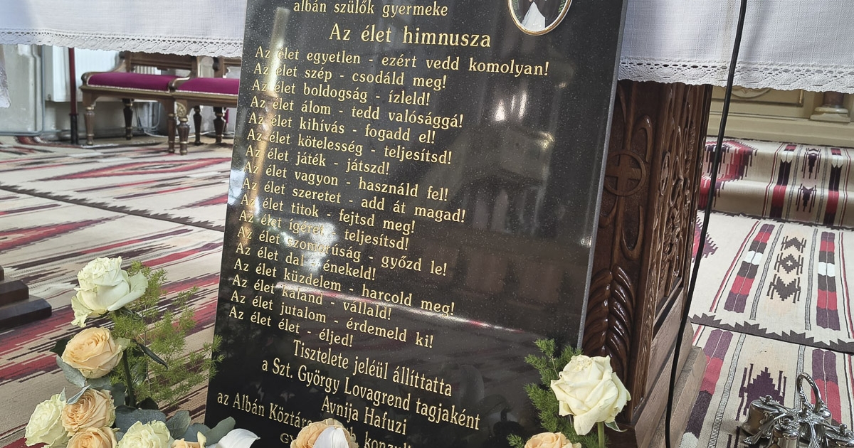 Az élet himnusza fogadja a templomba betérőket