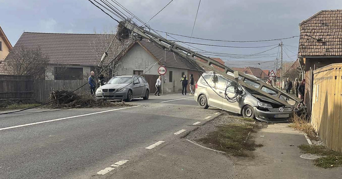 Villanyoszlopot döntött ki egy személyautó Madéfalván