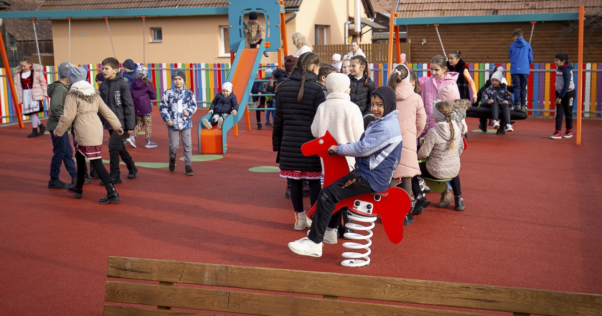 Új játszóteret kaptak a diákok Zetelakán