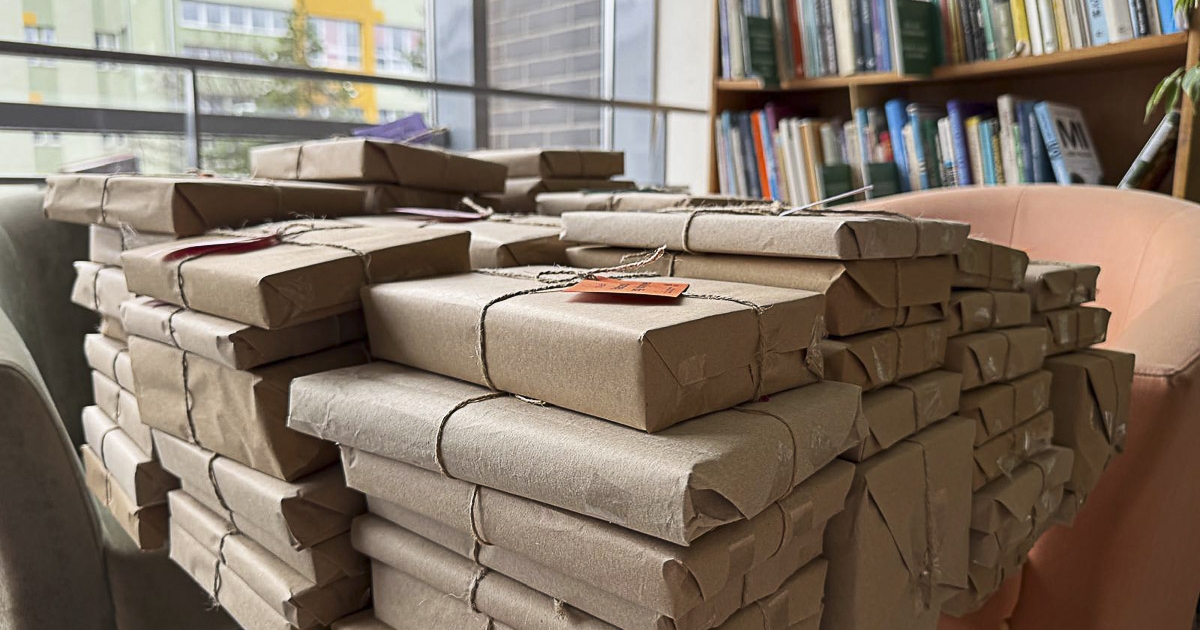 Vakrandi egy könyvvel