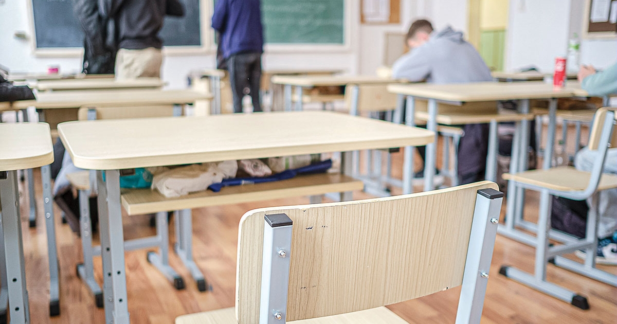 Elkezdik szállítani az iskolai bútorokat