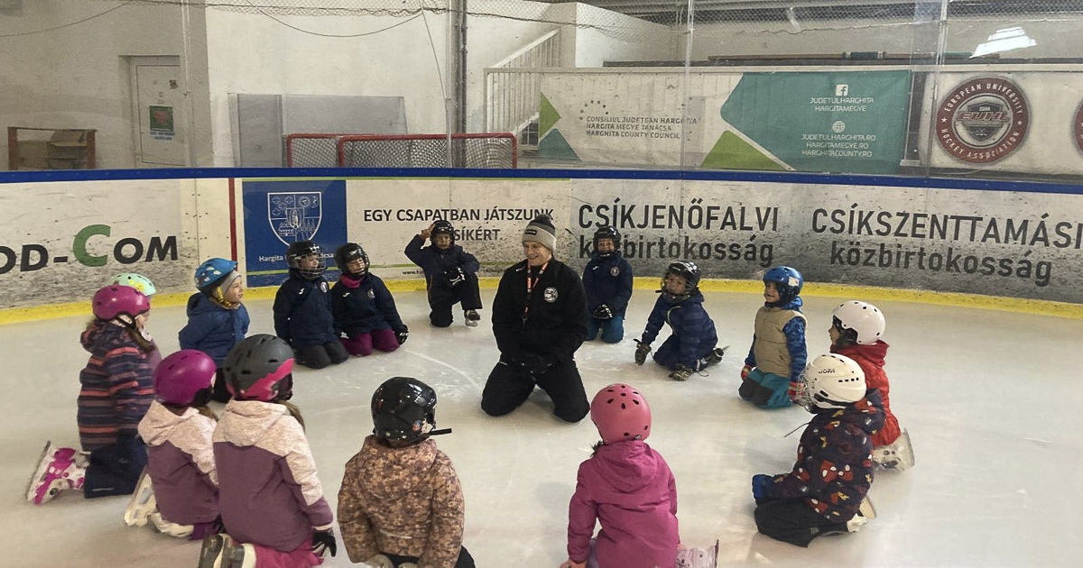 Több mint 400 gyermek tanul korcsolyázni