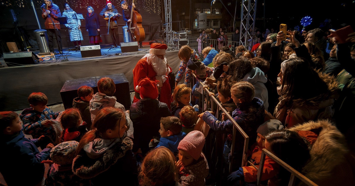 Gyalog, helikopterrel és mentővel