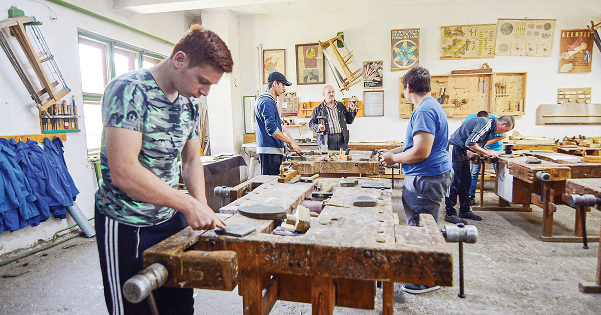 Teljesen átalakul a szakképzés