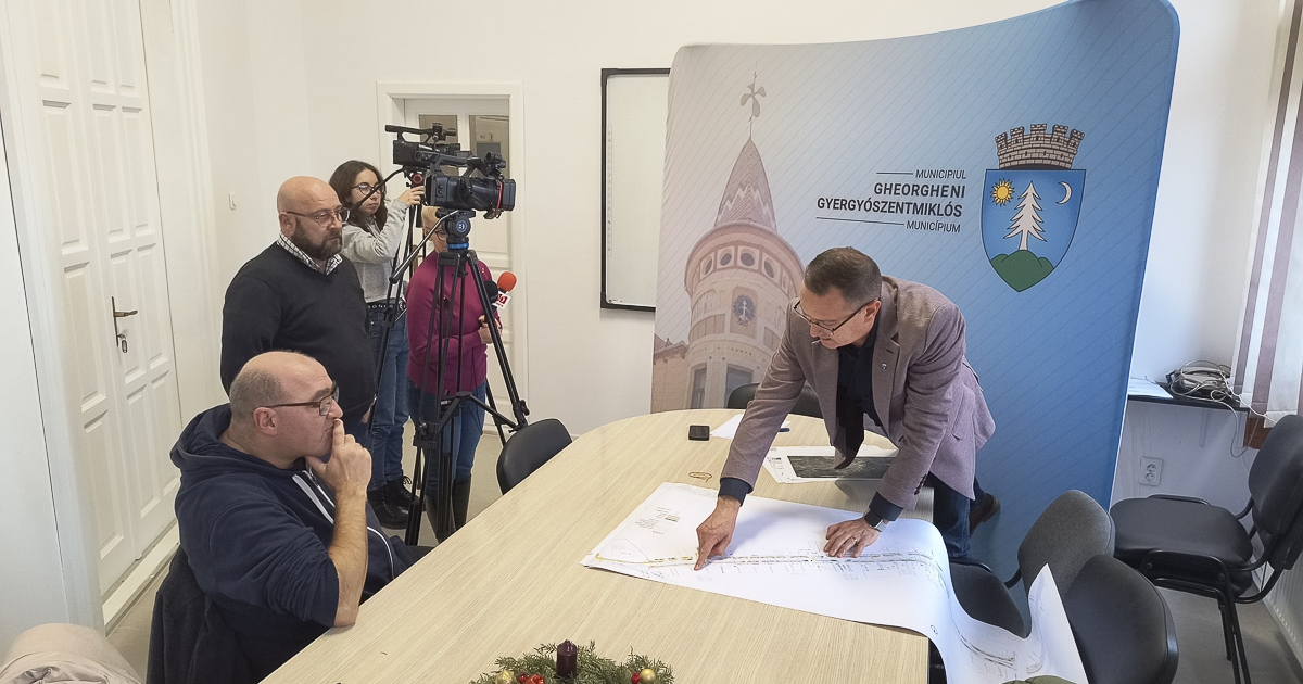 Járdát, kerékpárutat és buszmegállókat építenek