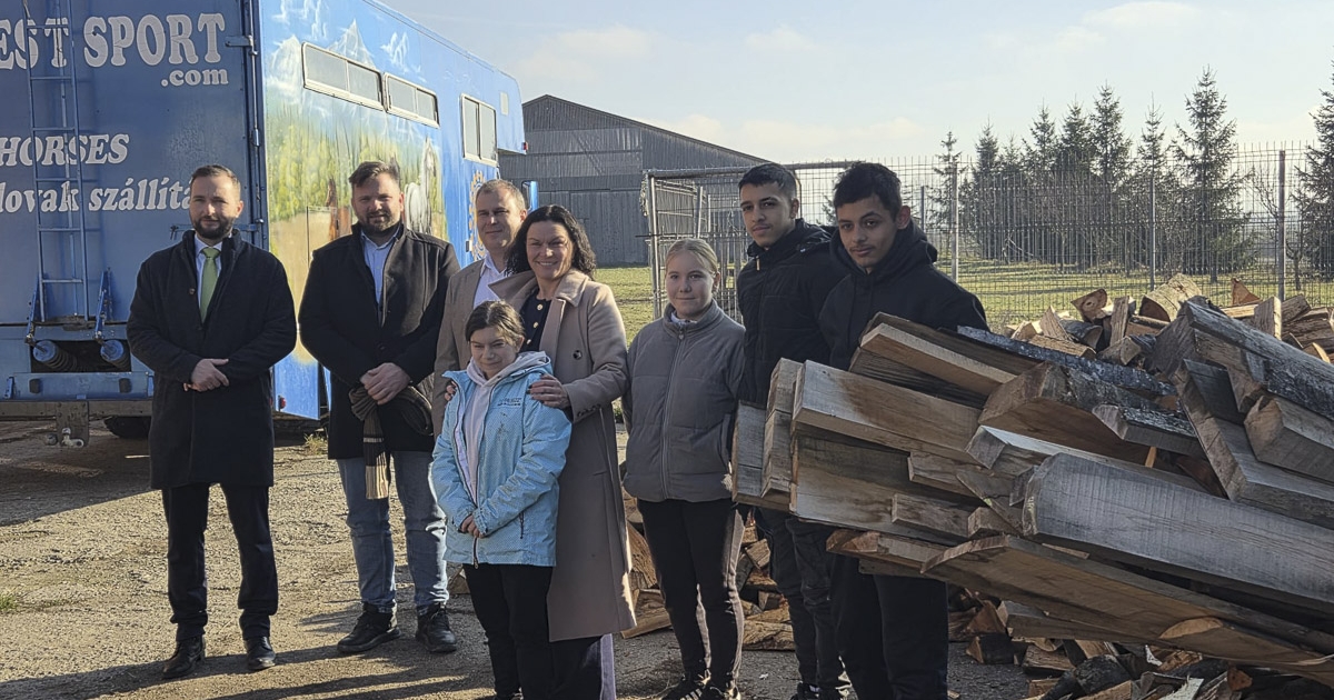 Tűzifa a csíkszentsimoni gyermekotthonnak