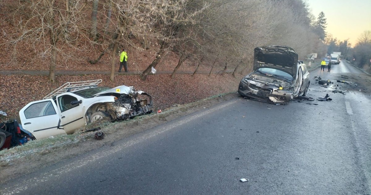 Három jármű ütközött, áll a forgalom