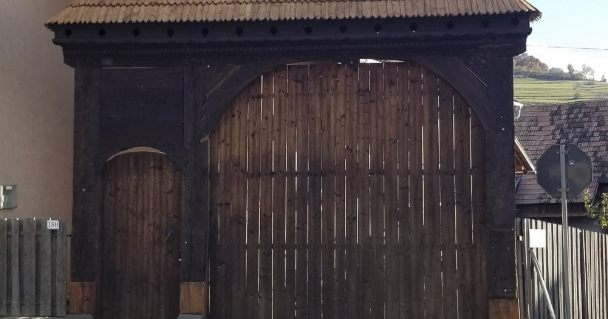 Székelykapuk újultak meg Máréfalván