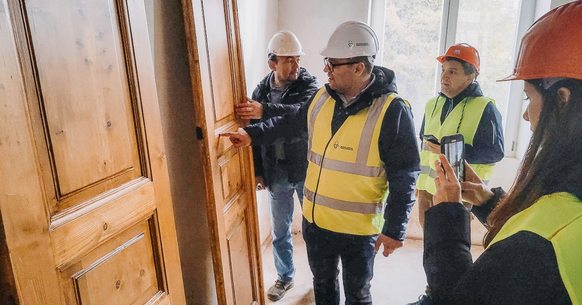 Felújítják a műemlék épület termeinek ajtóit