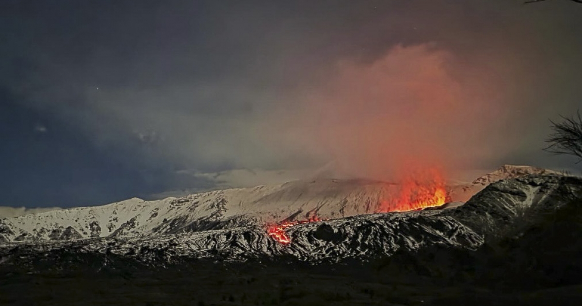 Vörös kígyó tekereg az Etna derekán