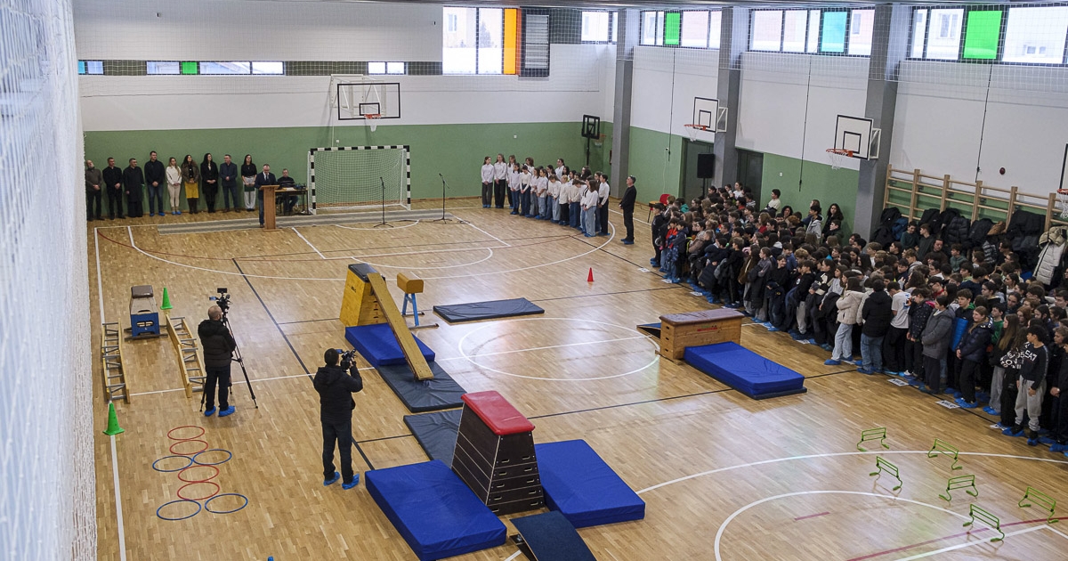 Régi iskola 21. századi tornateremmel