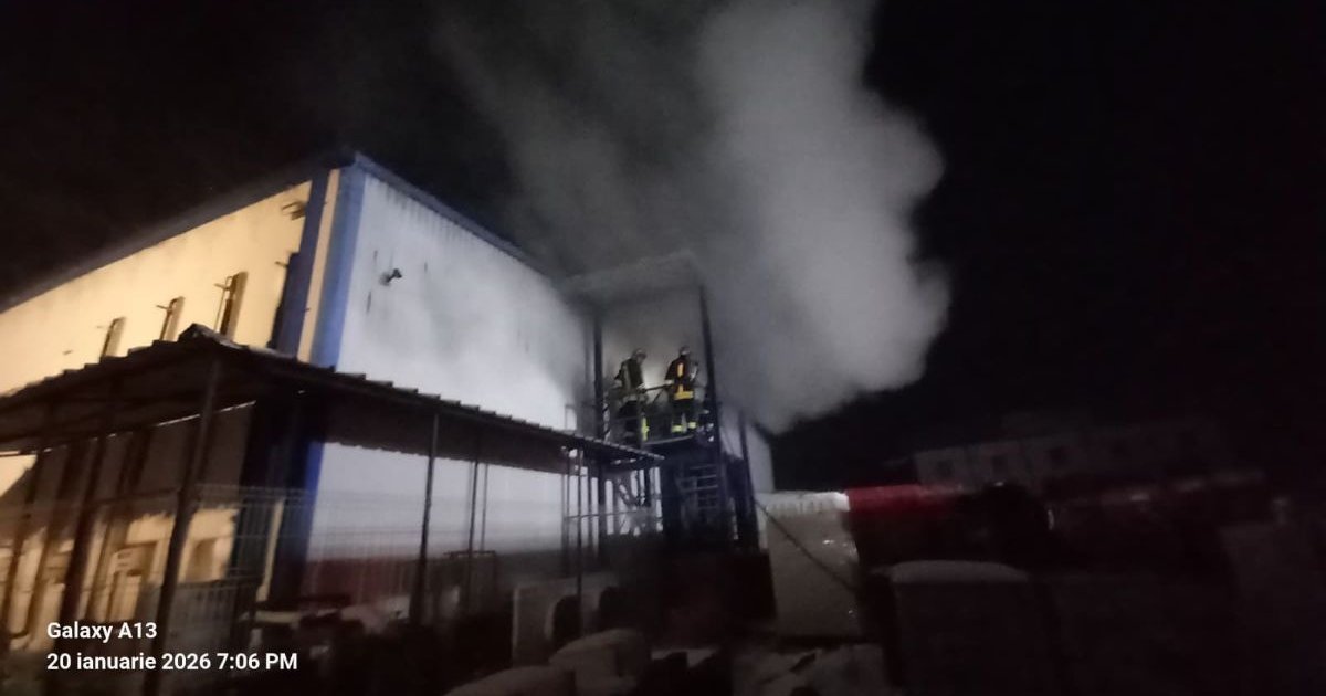 Tűz pusztít egy gyergyószentmiklósi húsfeldolgozónál