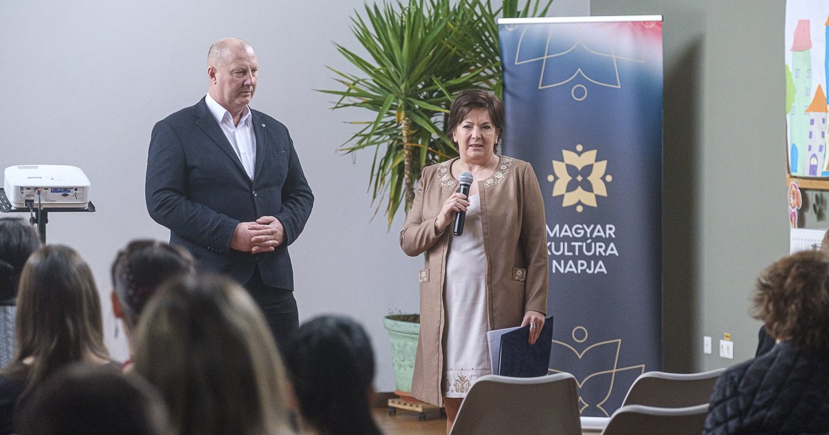 Az összetartozás erősítése szavakkal, szalaggal és tettekkel