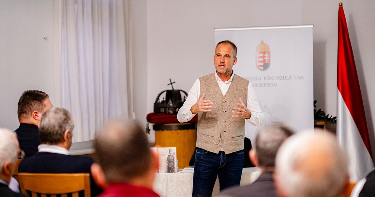 Kratochvil Károly, a zubbony mögötti ember