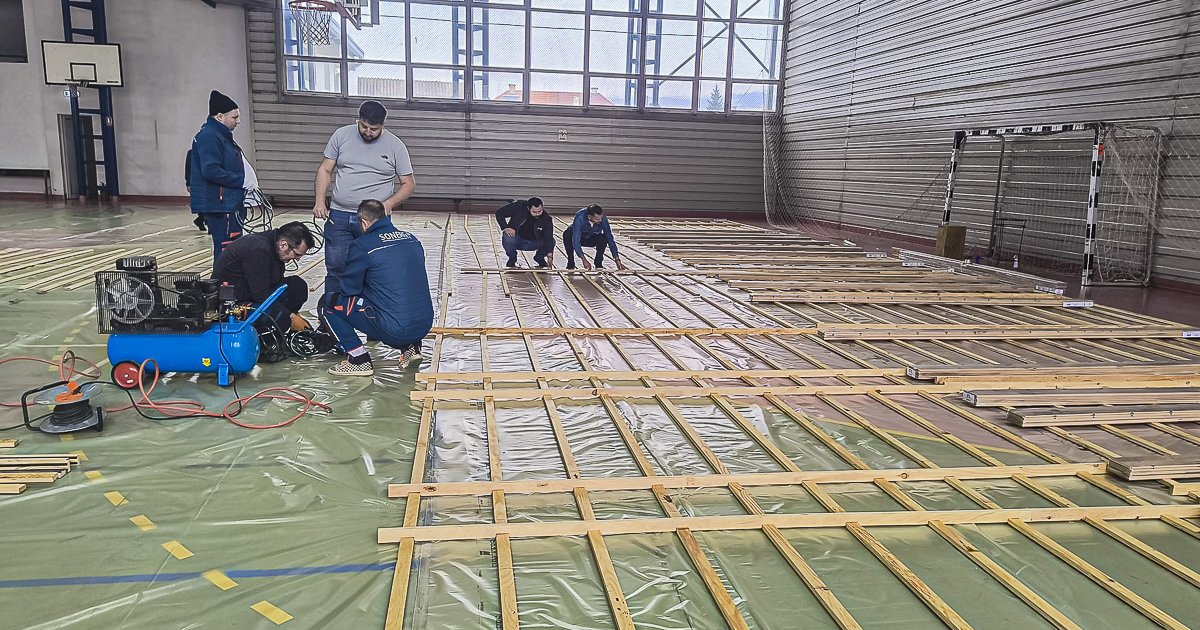 Parkettával borítják a játékfelületet