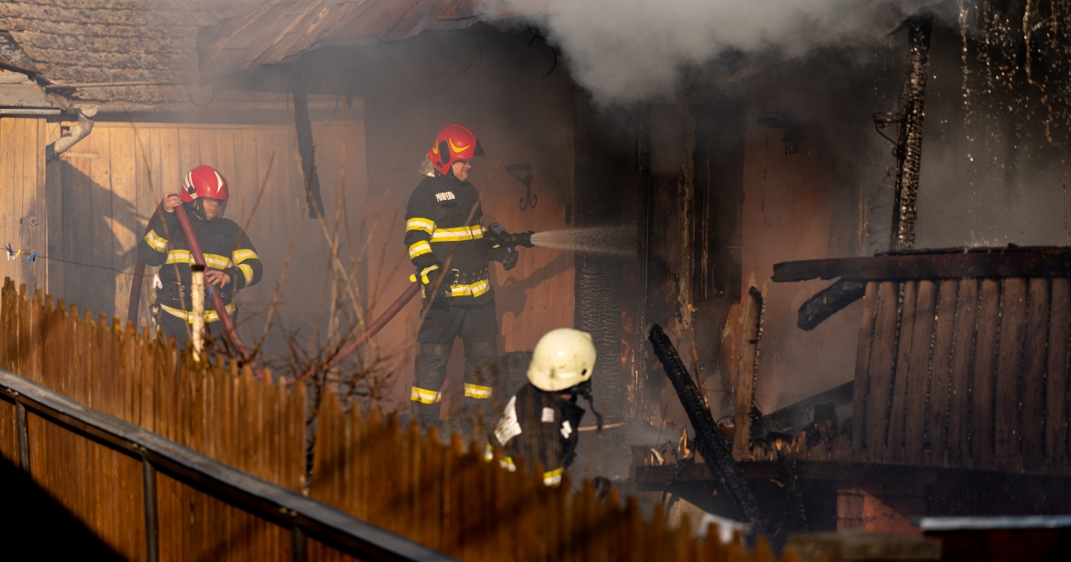 Kigyulladt a tető, megsérült a tulajdonos