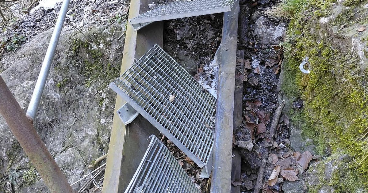 Kőomlás rongálta meg a feljárót