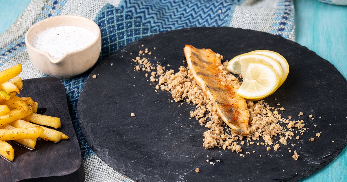 Csapósügérfilé pirított dióval, zsírban sült burgonyával és tormamártással