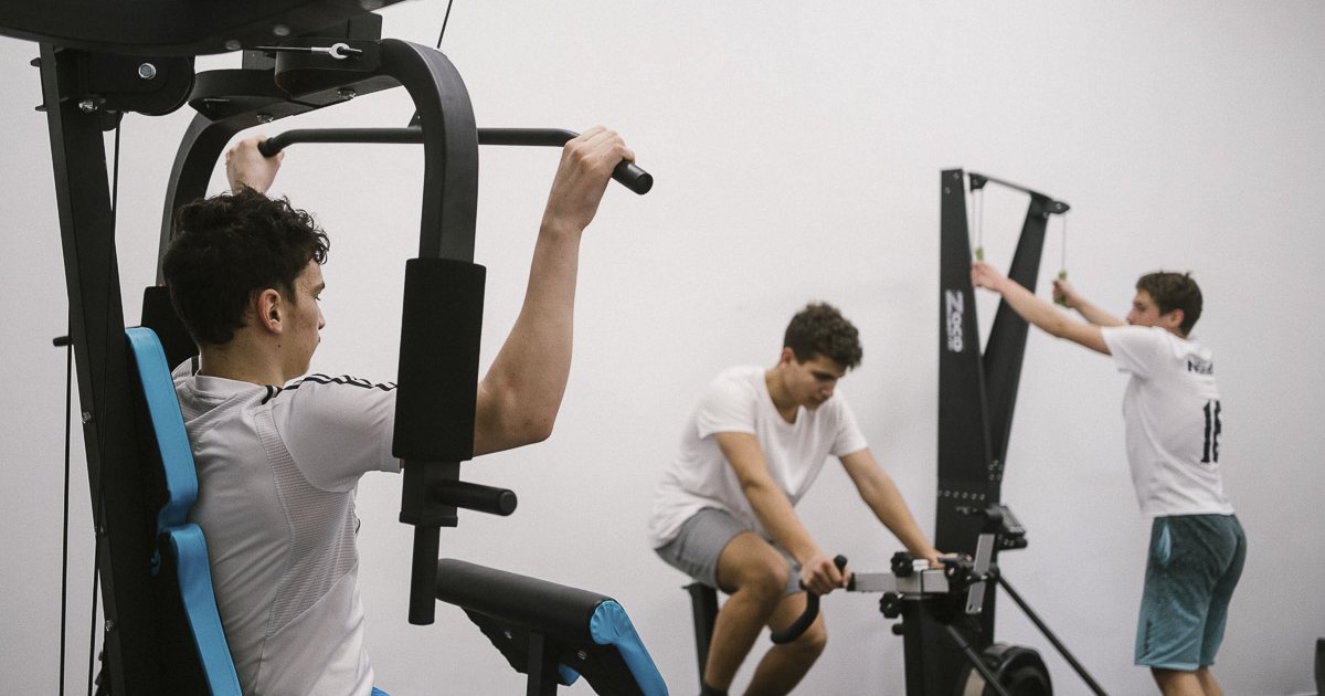 Evezőpad és síelőgép az iskolának