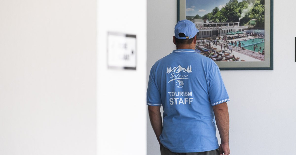 Vánszorog a turizmus, menetel a munkanélküliség