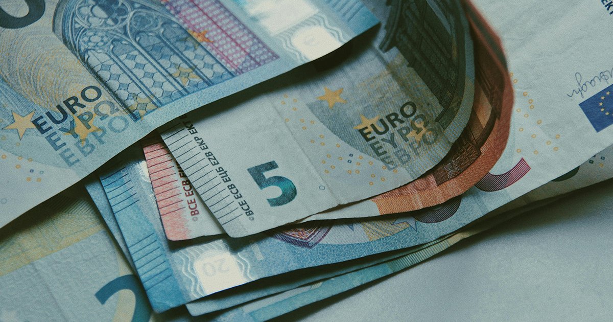 Történelmi mélyponton a lej árfolyama