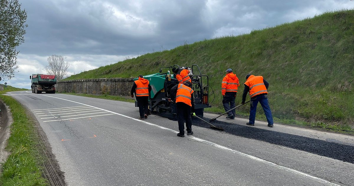 Kaszálnak és kátyúznak