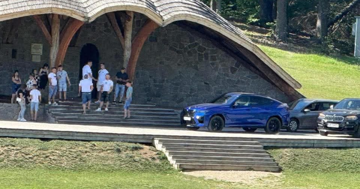 Rendőrségi vizsgálat a csíksomlyói oltárra parkoló autósok ellen