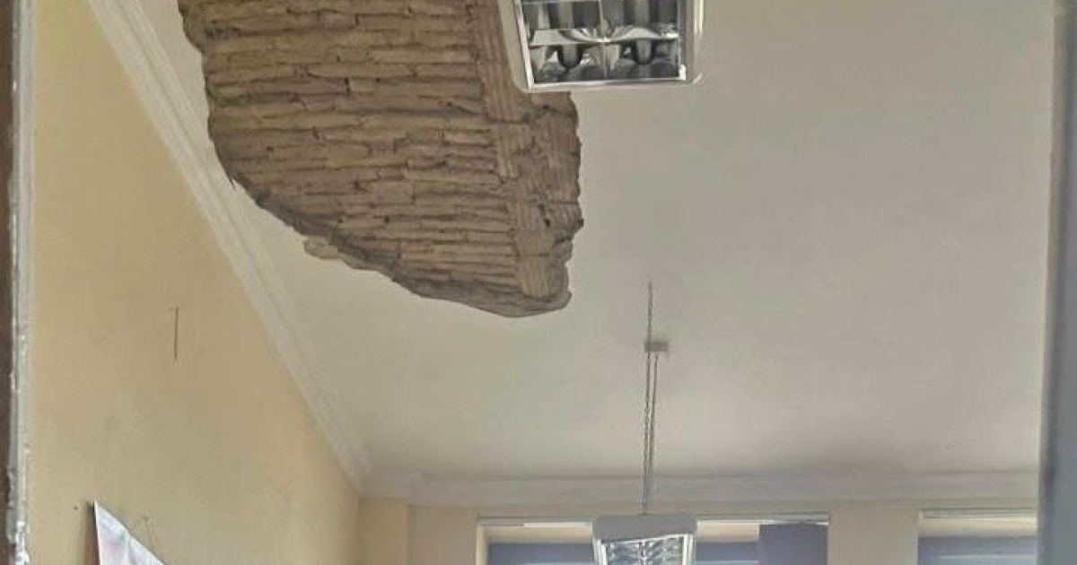 Leszakadt egy mennyezetrész egy osztályteremben
