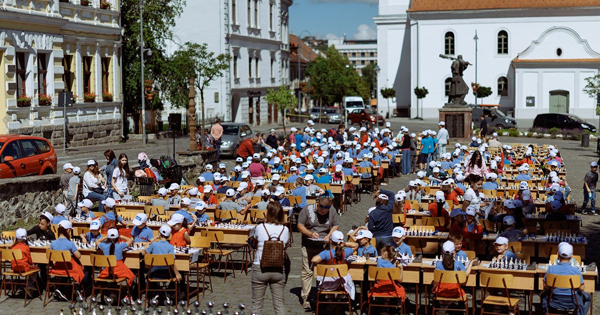 240 diák sakkozott a városközpontban