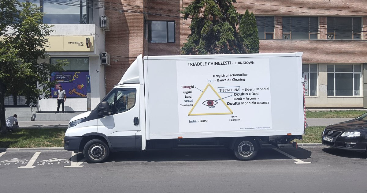 Összeesküvés-elméleteket terjesztő autók Csíkszeredában