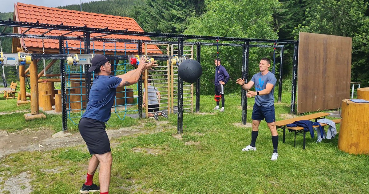Jégen a lányok, hegyen a fiúk