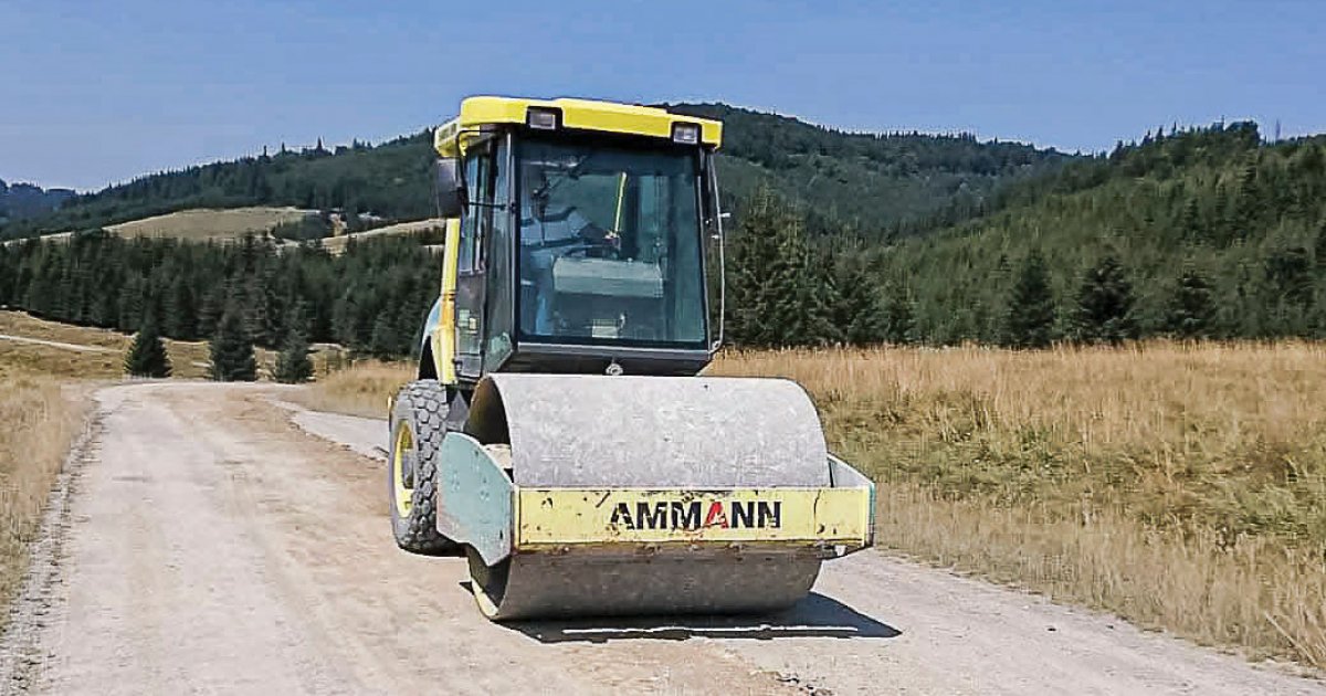 Zajlik a megyei utak nyári karbantartása