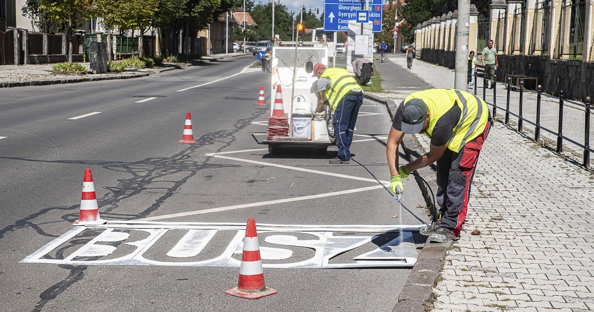 Kétnyelvű felirat a buszmegállókban