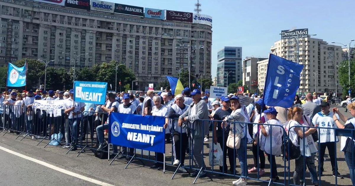 Ismét tiltakoznak a tanügyi alkalmazottak