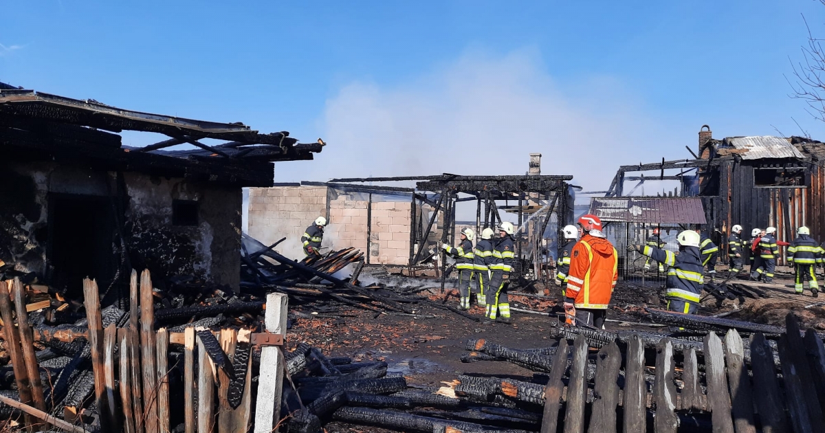 FRISSÍTVE: Melléképületek gyulladtak ki Gyergyócsomafalván