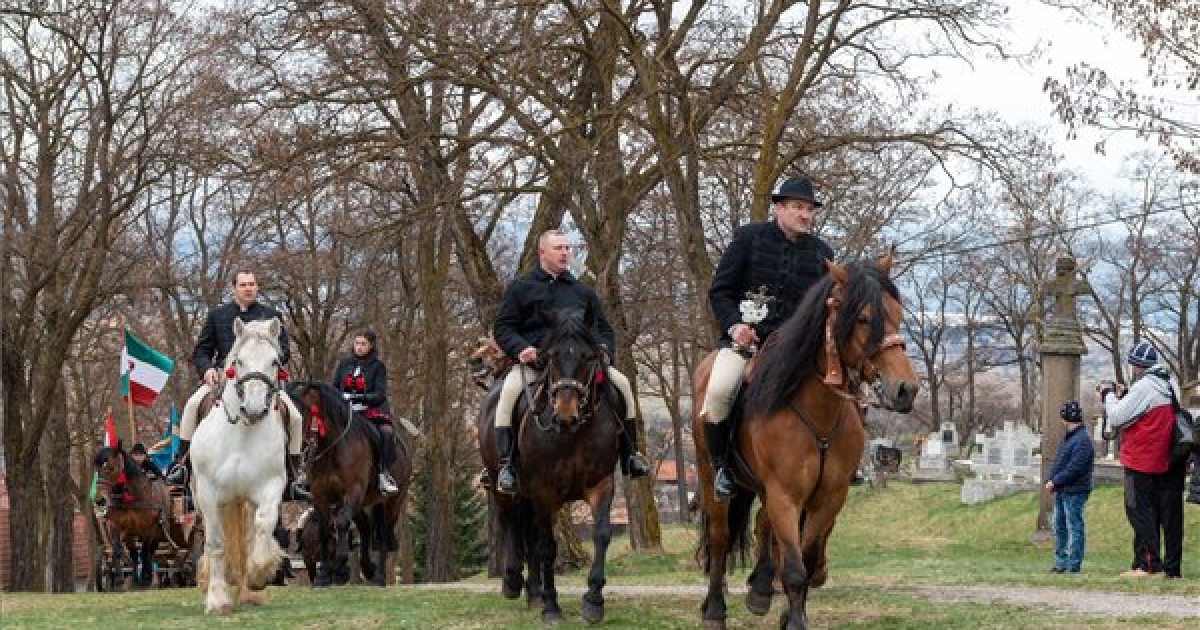 Felcsík: húsvéti határkerülés Csíkrákoson
