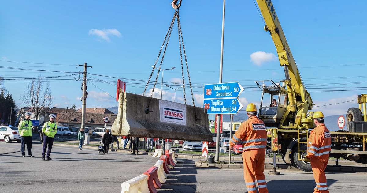 Elkezdték a vasúti felüljáró bontását Csíkszeredában