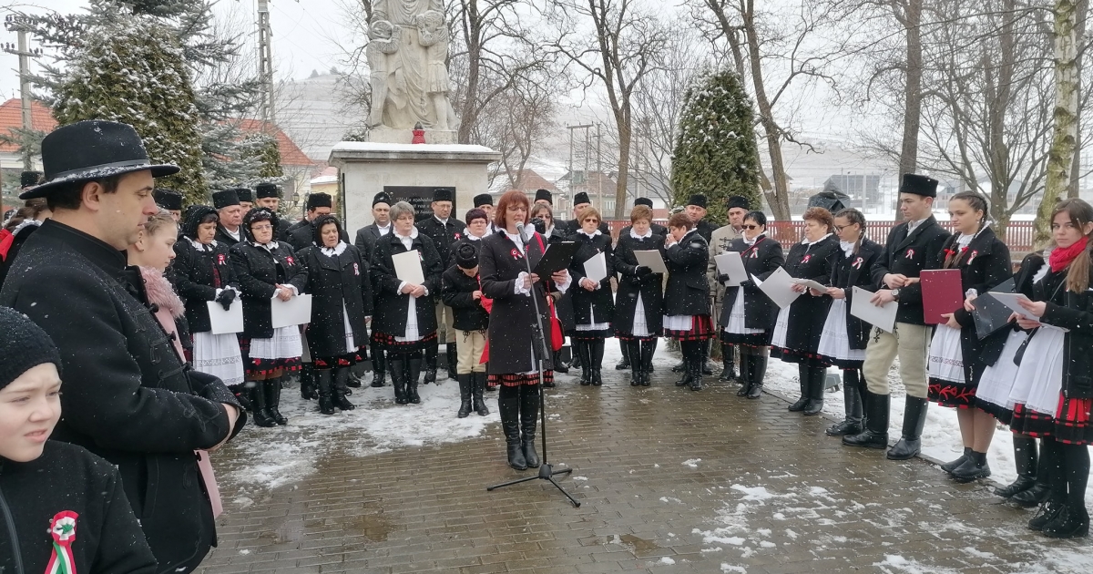 Csíkmenaságon is koszorúztak