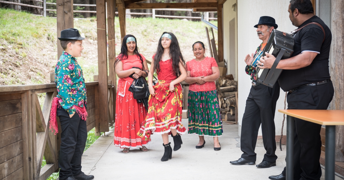 Johannis üzent a roma közösségnek